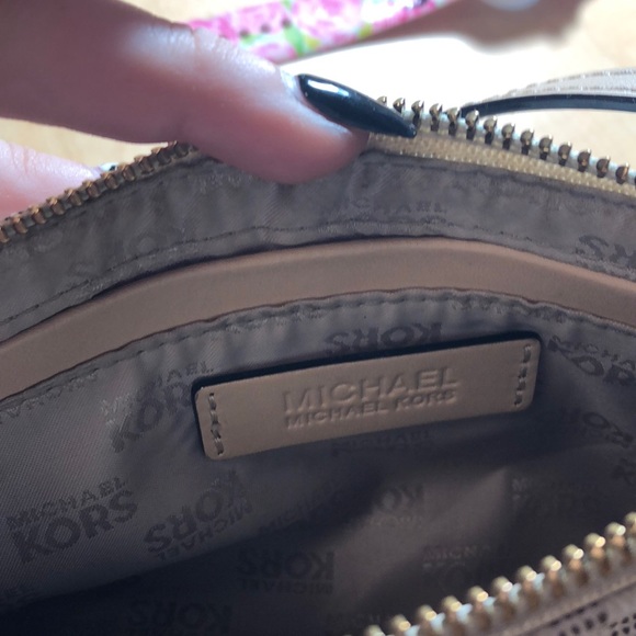 MICHAEL KORS SMALL WHITE LOGO PURSE - Picture 3 of 5